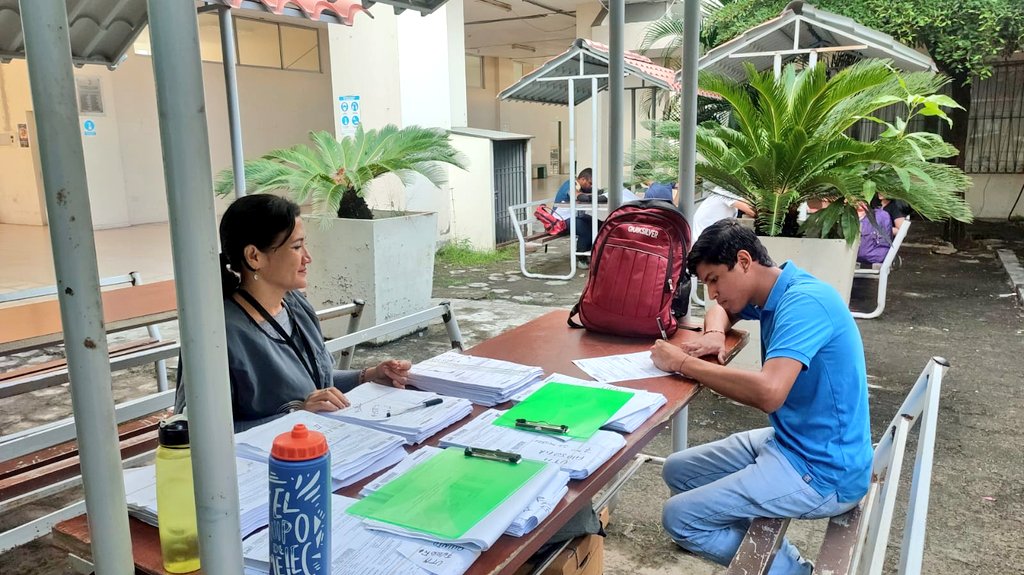 CNEManabi's tweet photo. 📝 | Nuestros notificadores se encuentran realizando su trabajo en las Facultades de Filosofía, Administración y Ciencias de la Salud de la Universidad Técnica de Manabí.

Los miembros de las Juntas Receptoras del Voto participarán en las #EleccionesAnticipadas2023Ec🇪🇨. https://t.co/XGcGP5lXwl