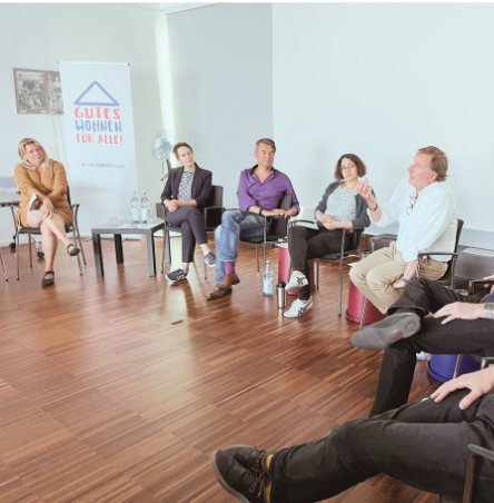 ParitaetBerlin's tweet photo. Wohn- und Gewerberäume für soziale Organisationen sind knapp. Deshalb bauen freie Träger in Berlin nun selbst. Sie fordern weniger #Bürokratie und einen Runden Tisch zur besseren Abstimmung mit den Behörden.
@Bausenator  @PROWOBerlin @UNIONHILFSWERK @KfW @mywayberlin https://t.co/YG3YV7fhdy
