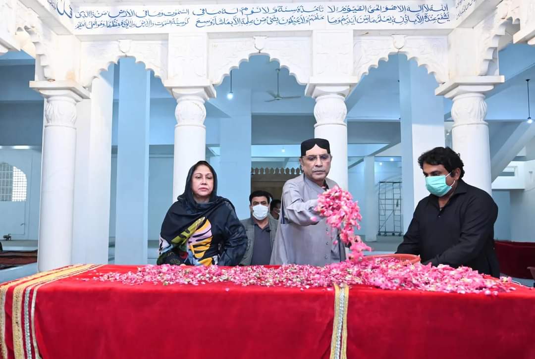 AsifAliZerdari's tweet photo. سابق صدر مملکت آصف علی زرداری کی گڑھی خدابخش آمد 
آصف علی زرداری نے اپنی ہمشیرہ فریال تالپور کے ہمراہ شہداء کی مزارات پر حاضری دی 
آصف علی زرداری نے شہید محترمہ بینظیر بھٹو کی مزار پر پھول چڑھائے اورفاتح خوانی کی .. https://t.co/gIpbzTzSMP