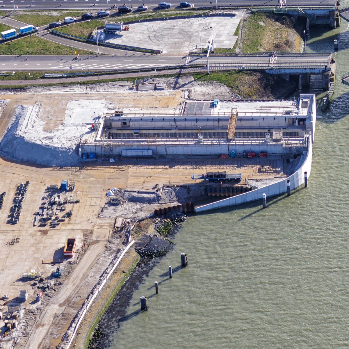deafsluitdijk's tweet photo. De opbouw van de kas voor de keersluisdeur bij Kornwerderzand in 4 foto’s 📸, vanaf 2020 tot nu! 

De eerste contouren zijn 3 jaar geleden al goed te zien. Vanaf dat moment werkten we aan de bouw van de deurkas én de railbalk die in de vaarweg ligt. Kijk je mee? 👇🏼 https://t.co/xAY8bjmuKN