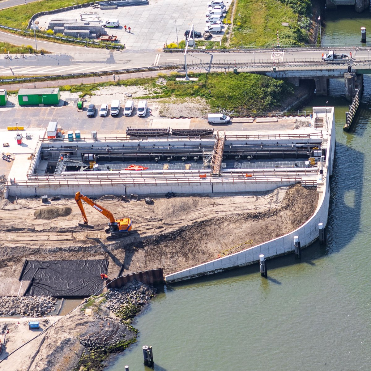 deafsluitdijk's tweet photo. De opbouw van de kas voor de keersluisdeur bij Kornwerderzand in 4 foto’s 📸, vanaf 2020 tot nu! 

De eerste contouren zijn 3 jaar geleden al goed te zien. Vanaf dat moment werkten we aan de bouw van de deurkas én de railbalk die in de vaarweg ligt. Kijk je mee? 👇🏼 https://t.co/xAY8bjmuKN