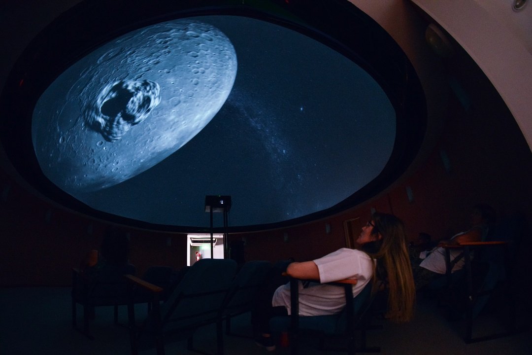 ¿𝔻𝕒𝕞𝕠𝕤 𝕦𝕟 𝕡𝕒𝕤𝕖𝕠 𝕡𝕠𝕣 𝕖𝕝 𝕖𝕤𝕡𝕒𝕔𝕚𝕠?👩‍🚀🚀
👉Sumate a las visitas guiadas del #CentroAstronómico más austral del mundo, todos los martes, jueves y sábados a las 17 hs. sin reserva previa🔭🤩

✨️Realidad aumentada
✨️Parque temático 
✨️Proyección en el domo