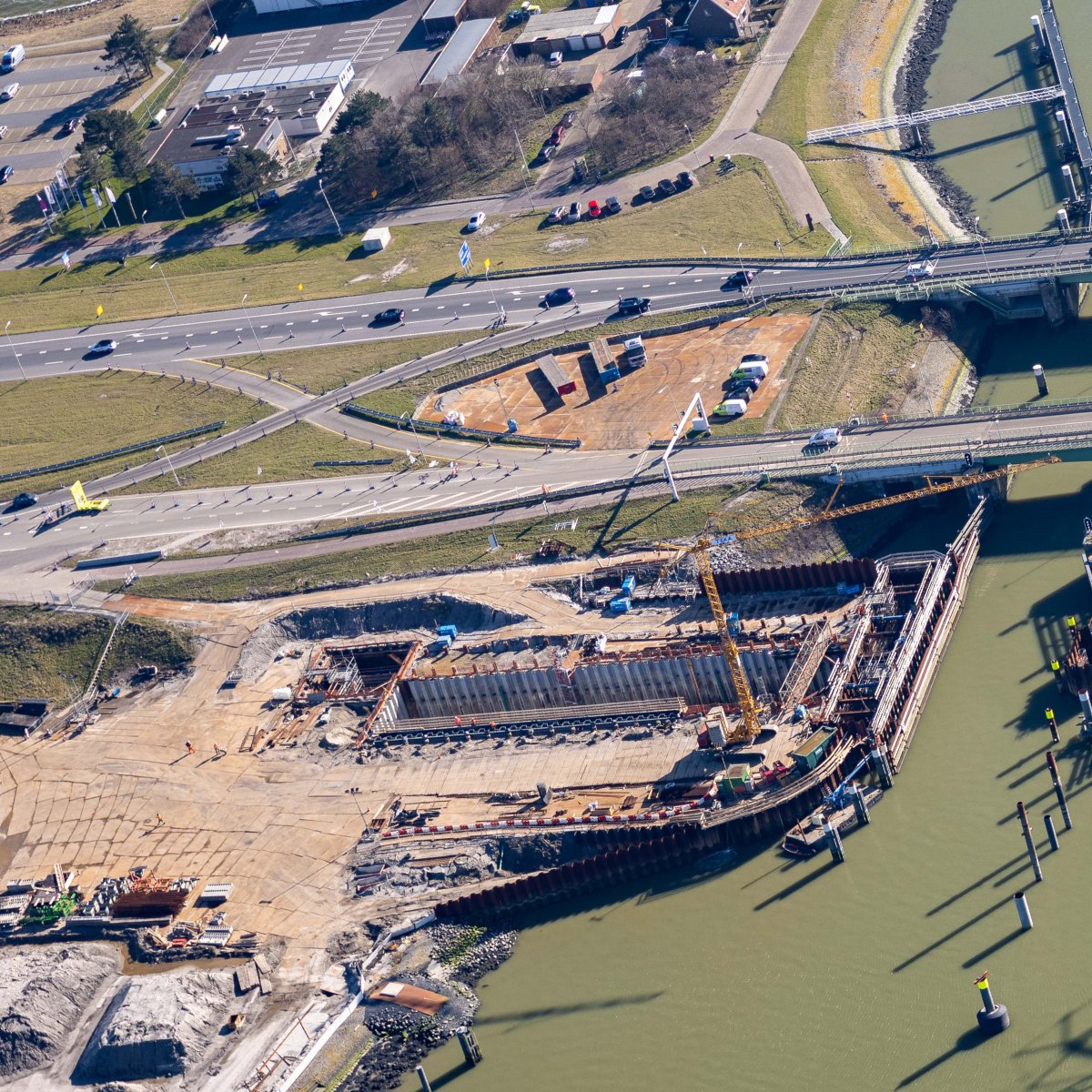 deafsluitdijk's tweet photo. De opbouw van de kas voor de keersluisdeur bij Kornwerderzand in 4 foto’s 📸, vanaf 2020 tot nu! 

De eerste contouren zijn 3 jaar geleden al goed te zien. Vanaf dat moment werkten we aan de bouw van de deurkas én de railbalk die in de vaarweg ligt. Kijk je mee? 👇🏼 https://t.co/xAY8bjmuKN