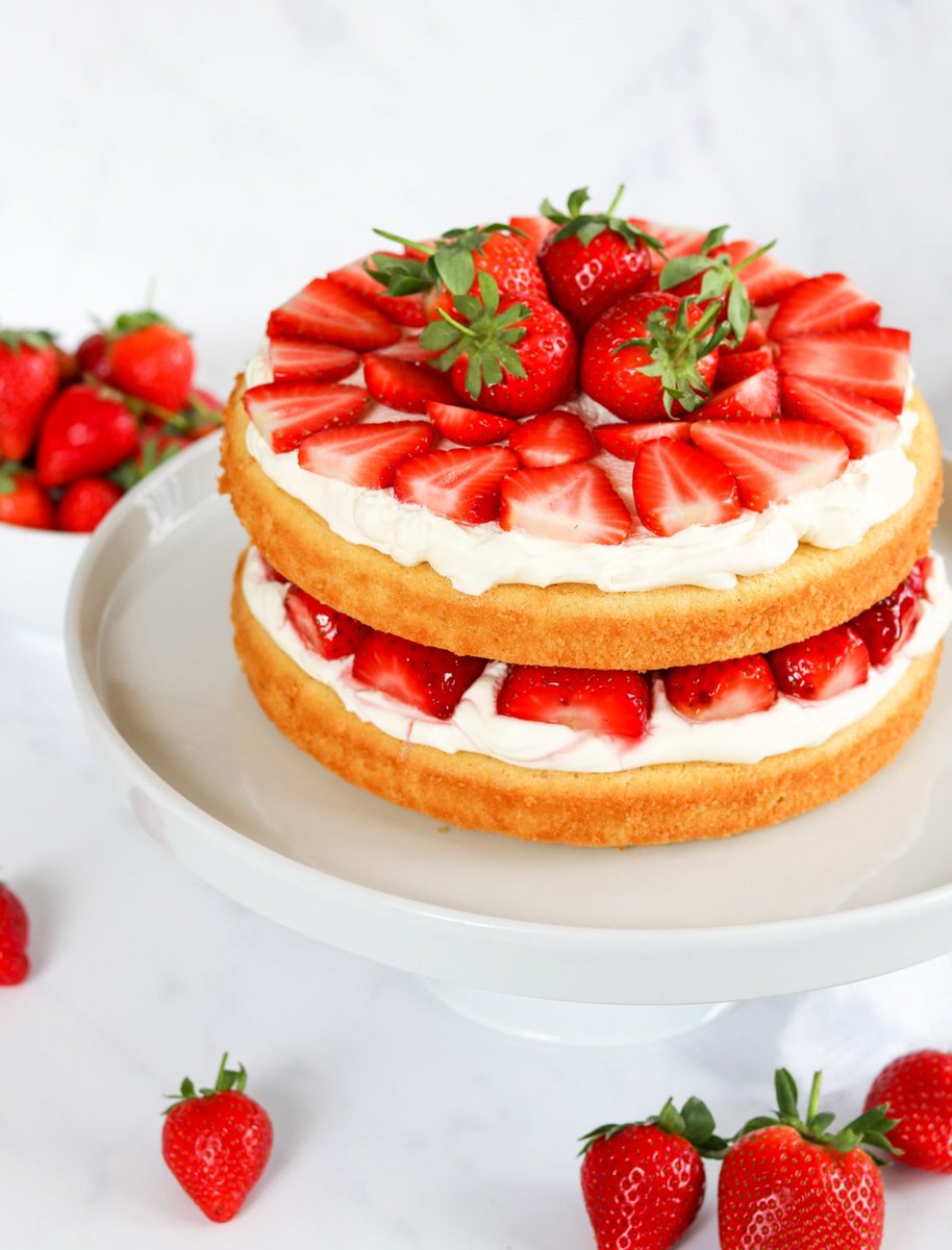 lostinf00d's tweet photo. How fresh and delicious doe this cake from Curly's Cooking look! Strawberries &amp; Fresh Cream Cake - https://t.co/By5iXDAb0Z https://t.co/jVJOTQ7Oex