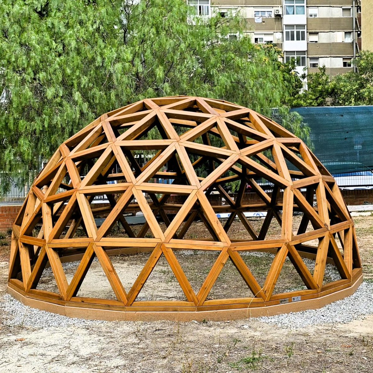 GeckoWalls's tweet photo. #Transformando los #patios #educativos para hacerlos más habitables con nuestros Gecko Domo, #cúpulas geodésicas para #soñar jugando.

#badiadelvalles #education #montessori #educacio #escola #escuela #colegio #Catalunya https://t.co/PvQb48NSkJ