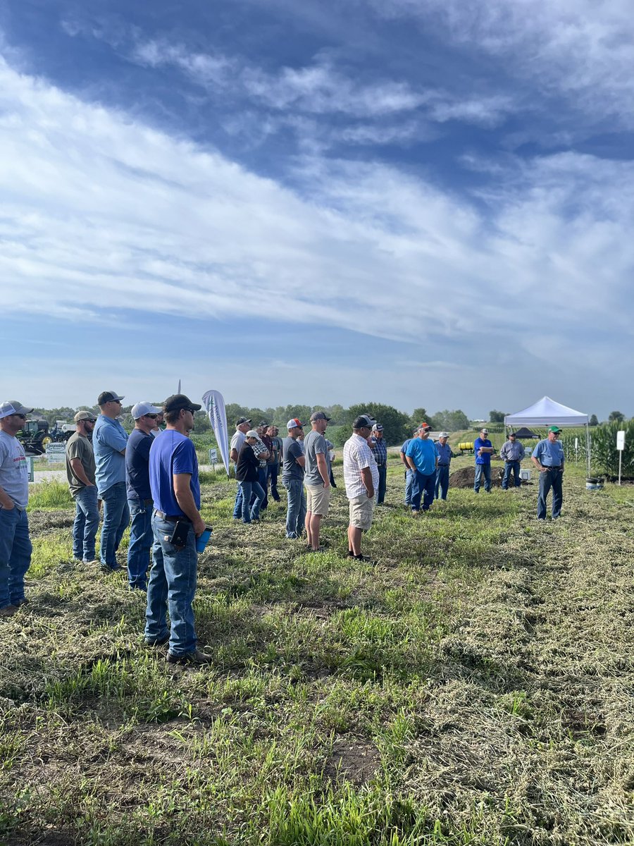 ReynoldsAgSol's tweet photo. Who thought we would have such gorgeous cool weather for a field day in July?!? The weather is making everyone happy! @PrecisionPlant @agroliquid https://t.co/Jv4LjnJzNe