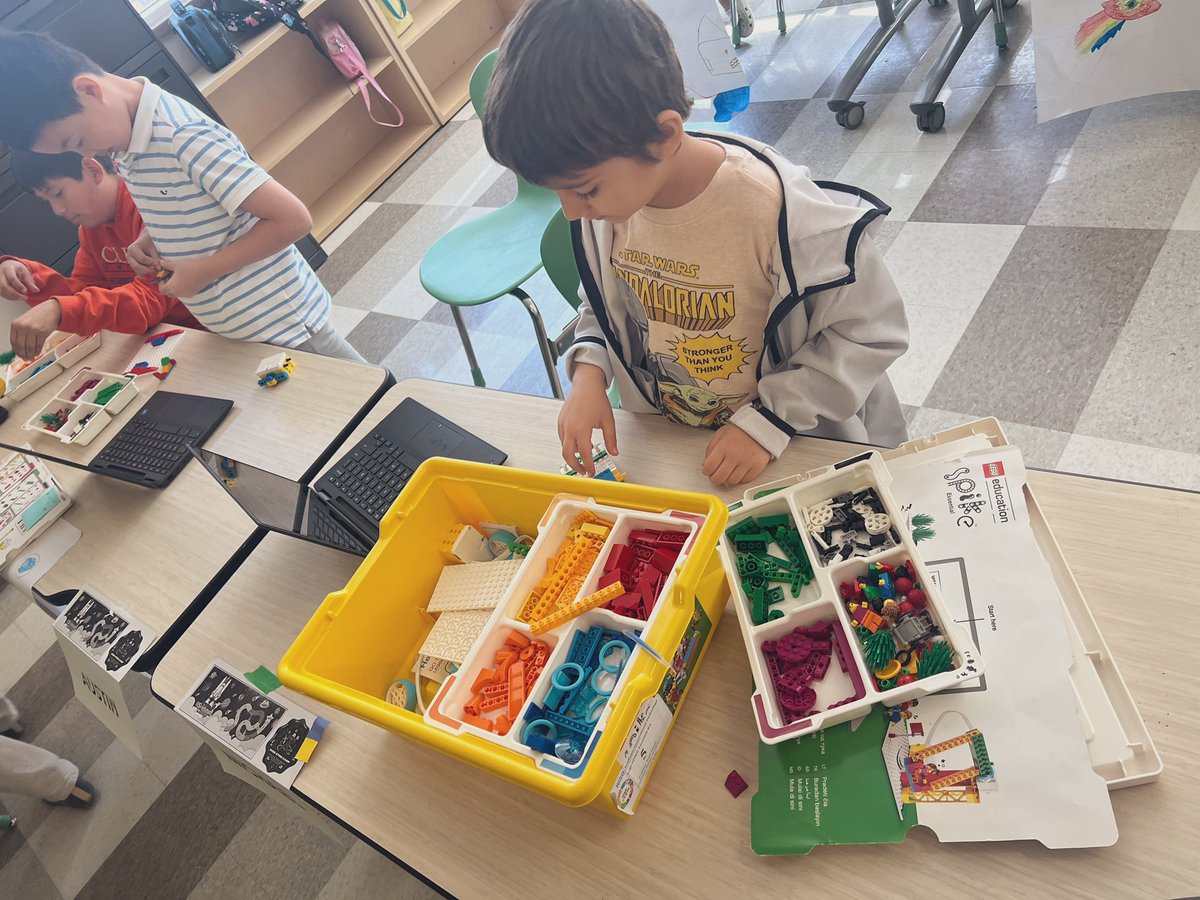 JeshawnR's tweet photo. 🚀 AmazingSTEM camp with 2nd-4th graders! The kids had a blast exploring science, technology, engineering, and math using #LEGOSpikePrime kits. They built robots, coded their creations, and tackled exciting challenges. Inspiring the next generation of innovators! ✨#HISDSTEM https://t.co/PkPvoODPfM
