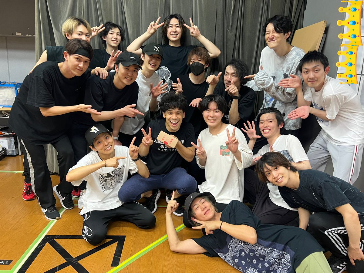 raishunraishun's tweet photo. 本日誕生日を迎えましたー！！

私と少しでも関わって下さる皆様に感謝！
今歳はそんな目標です☺︎

#黎明の王
メンバーのみんなにお祝いしていただきとても幸せでしたー🥲
最高の公演になりますように👑 https://t.co/k5hxa19Txe