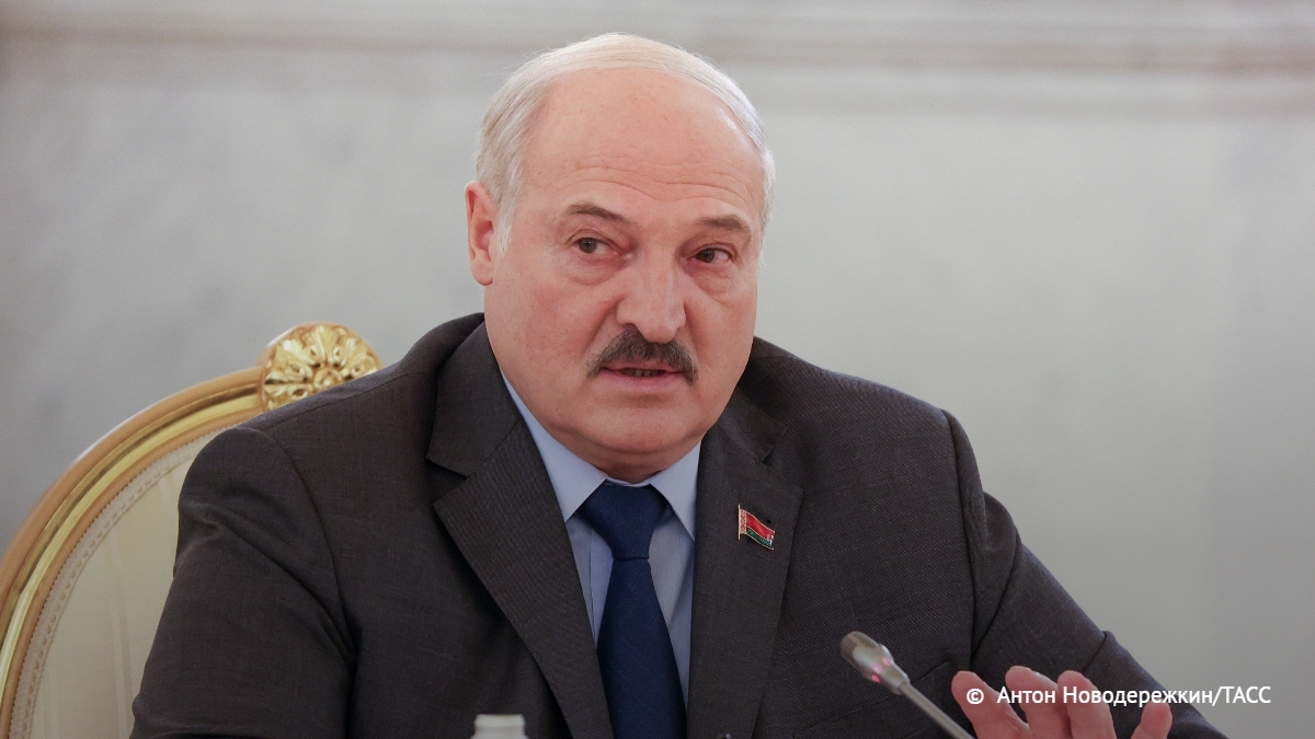 Александр Лукашенко предложил для разрешения конфликта на Украине сторонам сесть за стол переговоров без всяких условий:
bit.ly/3NJknPI