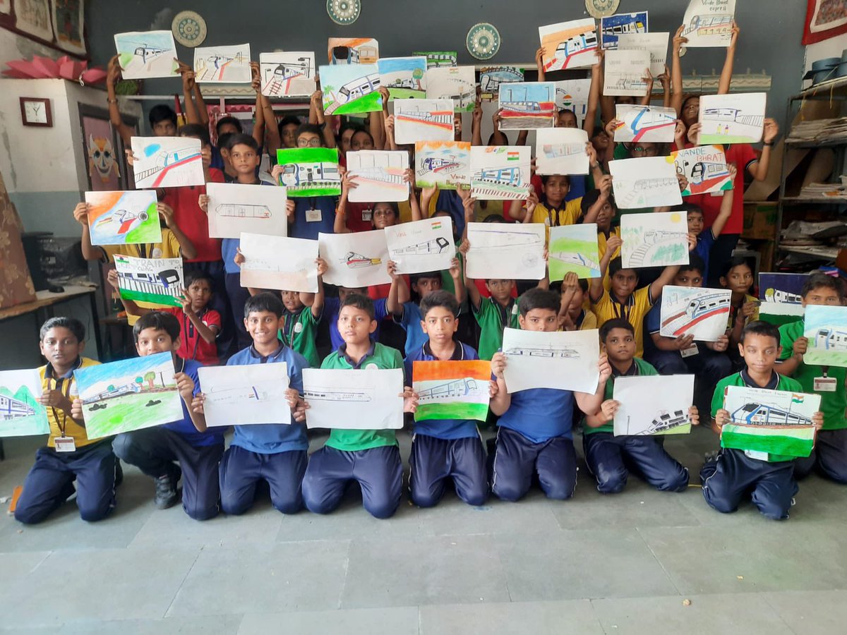 ગુજરાતના સાબરમતીમાં વિવિધ શાળાઓમાં ચિત્રકામ અને અન્ય સ્પર્ધાઓનું આયોજન કરવામાં આવી રહ્યું છે, જે અંતર્ગત આ સ્પર્ધા જીતનારા વિદ્યાર્થીઓને જોધપુર-અમદાવાદ (સાબરમતી) #VandeBharatExpress માં મુસાફરી કરવાની તક મળશે.