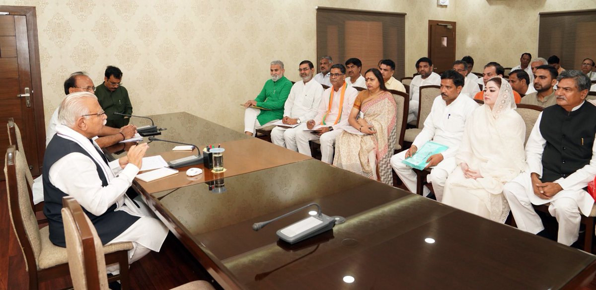 DiprHaryana's tweet photo. मुख्यमंत्री श्री @mlkhattar ने कहा कि किसी भी प्रकार के विकास कार्यों व कल्याणकारी योजनाओं को लागू करने को लेकर सम्बंधित विभाग की जवाबदेही होगी। अगर किसी भी कार्य में कोई भी समस्या आती है तो उसका तुरंत समाधान किया जाए। 
#Haryana #DIPRHaryana https://t.co/Qfa1oCbzxy