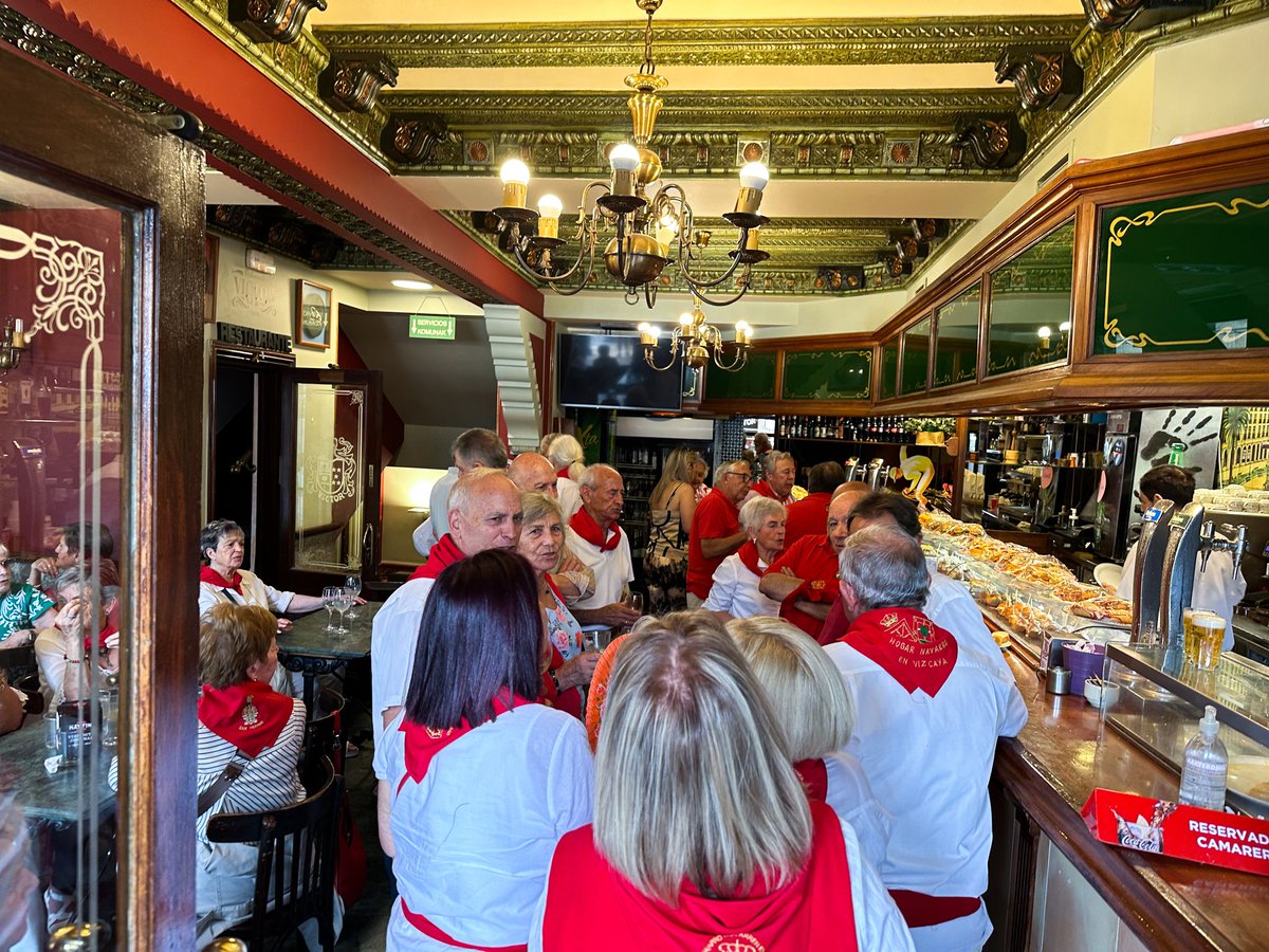 Eljoventopo's tweet photo. San Fermin mundu osoan da ezaguna, baina berezia da Iruñeko eta Nafarroako diasporarentzat.
Gaur #Bilboko nafar etxean bat egin dugu eurekin egun berezi honetan. Gora San Fermin! #Sanferminak2023 https://t.co/eSCFRZyMuj