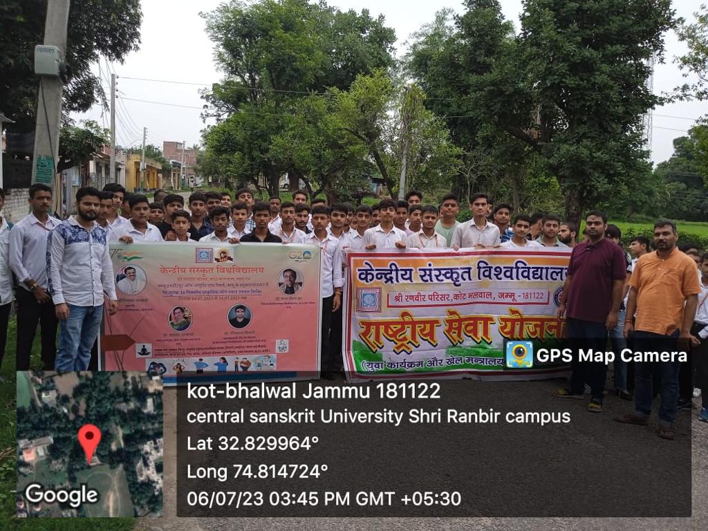 NssCsuJammu's tweet photo. केंद्रीय संस्कृत विश्वविद्यालय श्री रणवीर परिसर के योग केंद्र द्वारा आयोजित निःशुल्क योग, ध्यान एवं आयुर्वेद शिविर के लिए राष्ट्रीय सेवा योजना इकाई के स्वयंसेवकों के द्वारा भलवाल ग्राम में जनजागरूकता अभियान संचालित किया गया।
@CentralSanskrit 
@csujammu 
@NssrdD https://t.co/r62l9o5Gmn