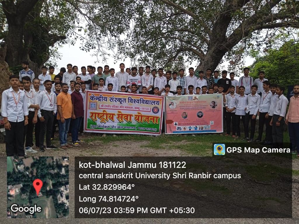 NssCsuJammu's tweet photo. केंद्रीय संस्कृत विश्वविद्यालय श्री रणवीर परिसर के योग केंद्र द्वारा आयोजित निःशुल्क योग, ध्यान एवं आयुर्वेद शिविर के लिए राष्ट्रीय सेवा योजना इकाई के स्वयंसेवकों के द्वारा भलवाल ग्राम में जनजागरूकता अभियान संचालित किया गया।
@CentralSanskrit 
@csujammu 
@NssrdD https://t.co/r62l9o5Gmn
