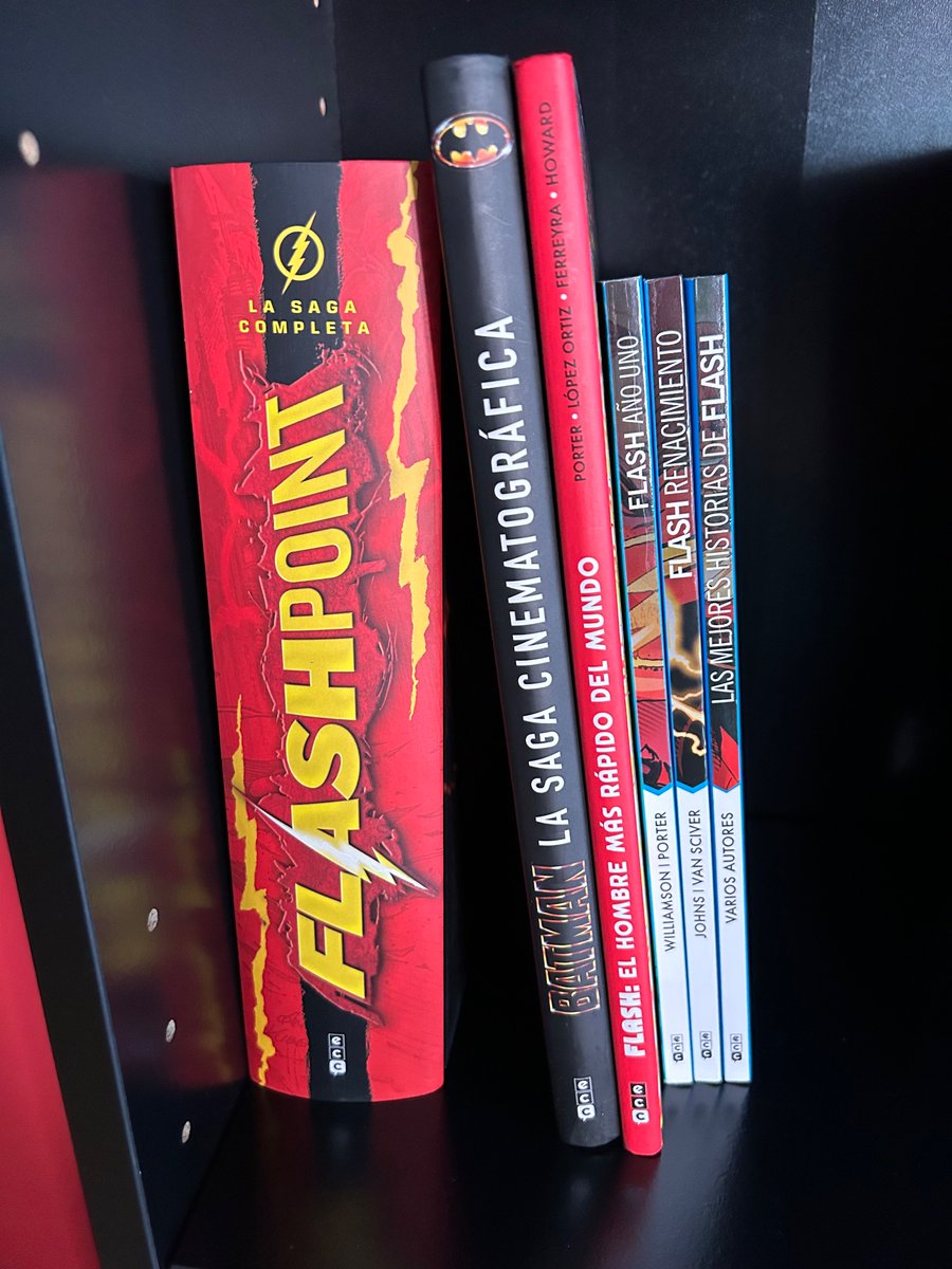 Javier_Vakarian's tweet photo. Ya he recibido los cómics del sorteo #FlashECC cortesía de @eccediciones!!! Me ha hecho muchísima ilusión, con esto tengo lectura para el verano de sobra, y encima de Flash y Batman😍😍Muchísimas gracias! https://t.co/pO9X1JgWmd