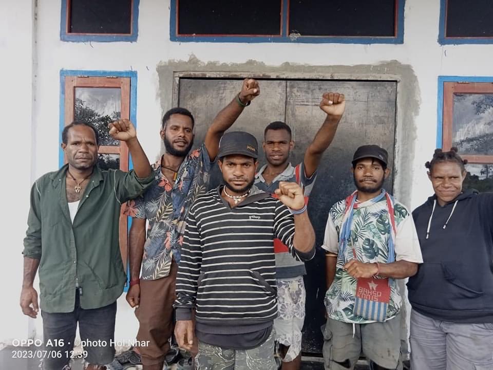 VeronicaKoman's tweet photo. 6/7/23 Yahukimo, West Papua

Six activists SB (18), EG (18), BK (19), BK (20), AB (20), and DS (18) were arrested when they were just cleaning the streets. https://t.co/6iAxHMjzuv