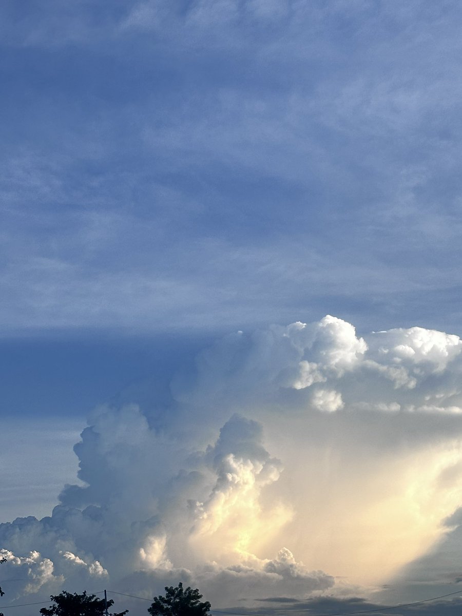 ก้อนเมฆอันเบ้อเร่อ ☁️☁️☁️