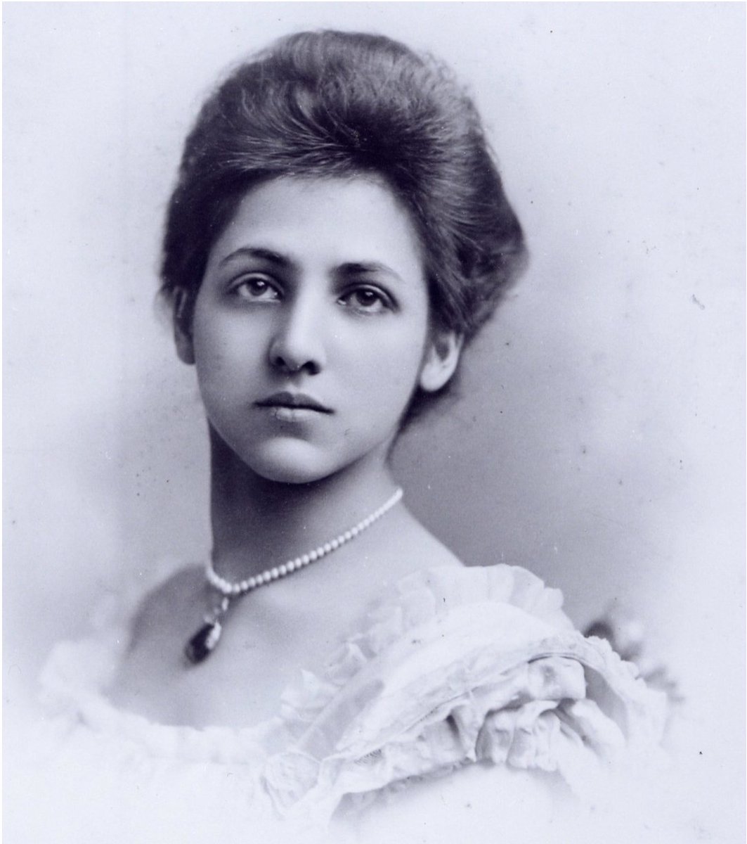 Today's @artukdotorg’s #OnlineArtExchange theme is photography to celebrate @WattsGallery’s Victorian Virtual Reality exhibition.
This is a photograph of Princess Catherine Duleep Singh. Find out more about her in our pop up exhibition on Sunday 9 July 2023.