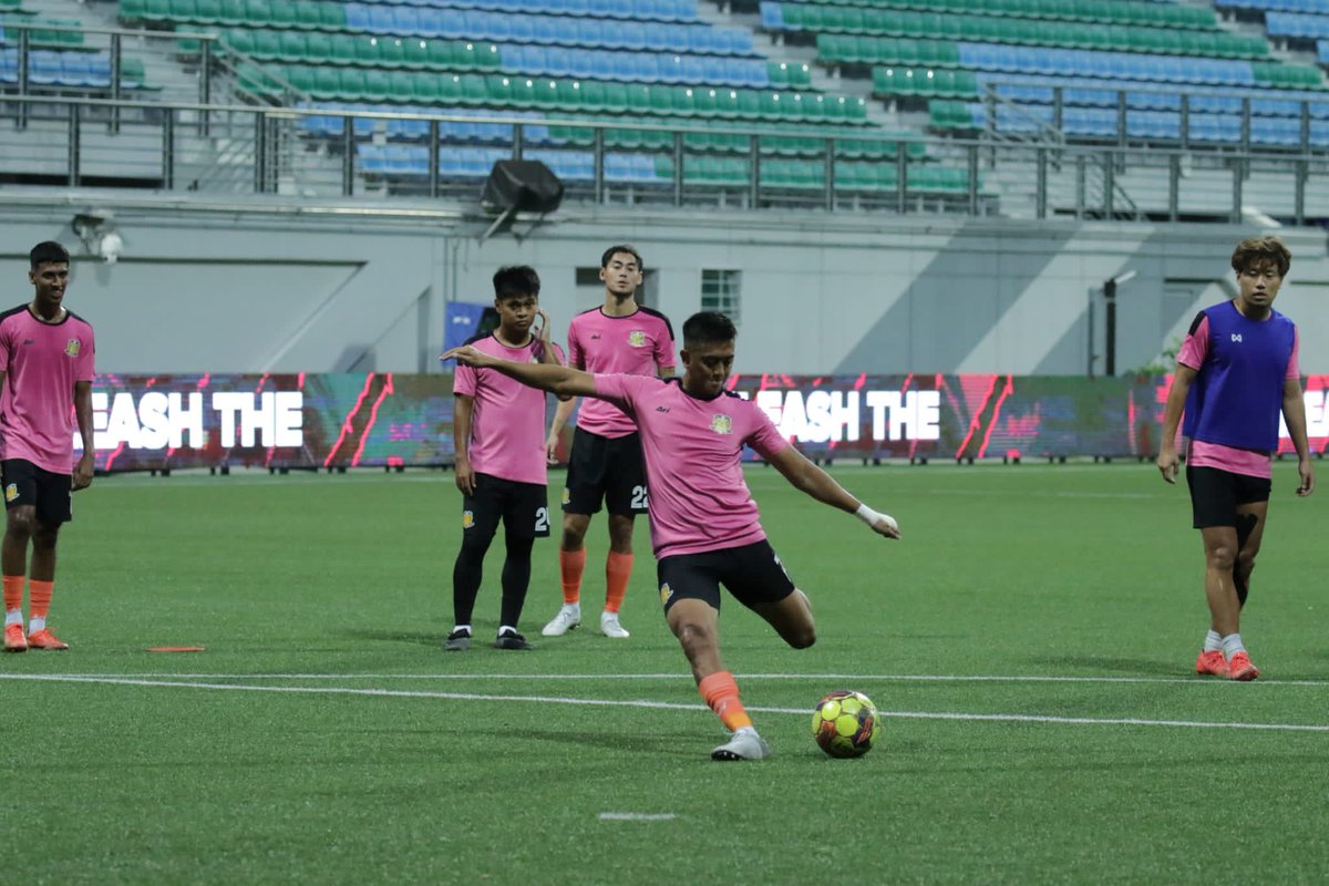 HougangUnited's tweet photo. Preparation done ☑️⁣
⁣
#HGFC #1H1H #SPL #HOUTAM #CafeFootballSG #CareSingapore #Myprotein #MyproteinSingapore #thephysiocircle #speedfitsg #starbalmsg ⁣ https://t.co/mCzmw3fFRT