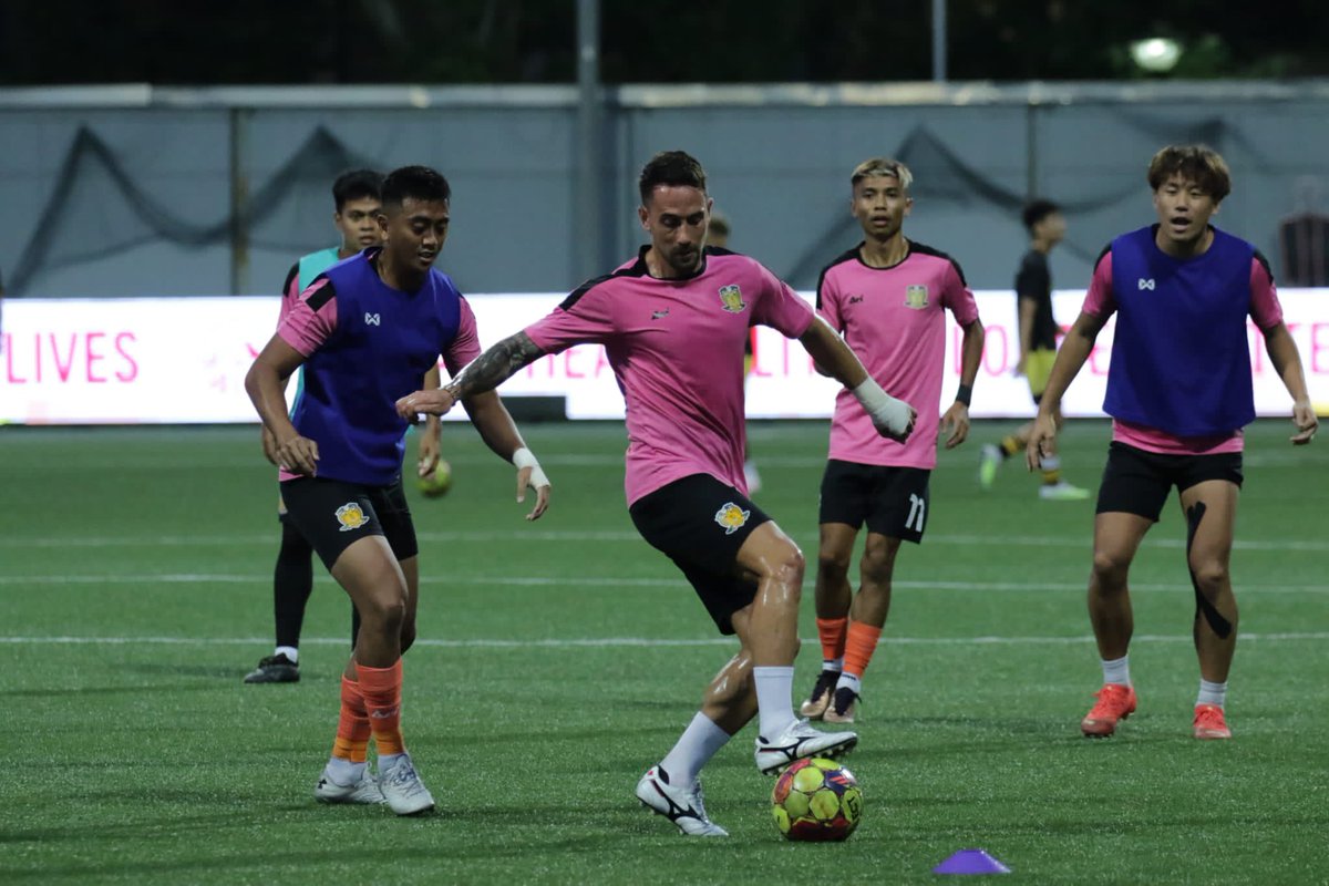 HougangUnited's tweet photo. Preparation done ☑️⁣
⁣
#HGFC #1H1H #SPL #HOUTAM #CafeFootballSG #CareSingapore #Myprotein #MyproteinSingapore #thephysiocircle #speedfitsg #starbalmsg ⁣ https://t.co/mCzmw3fFRT