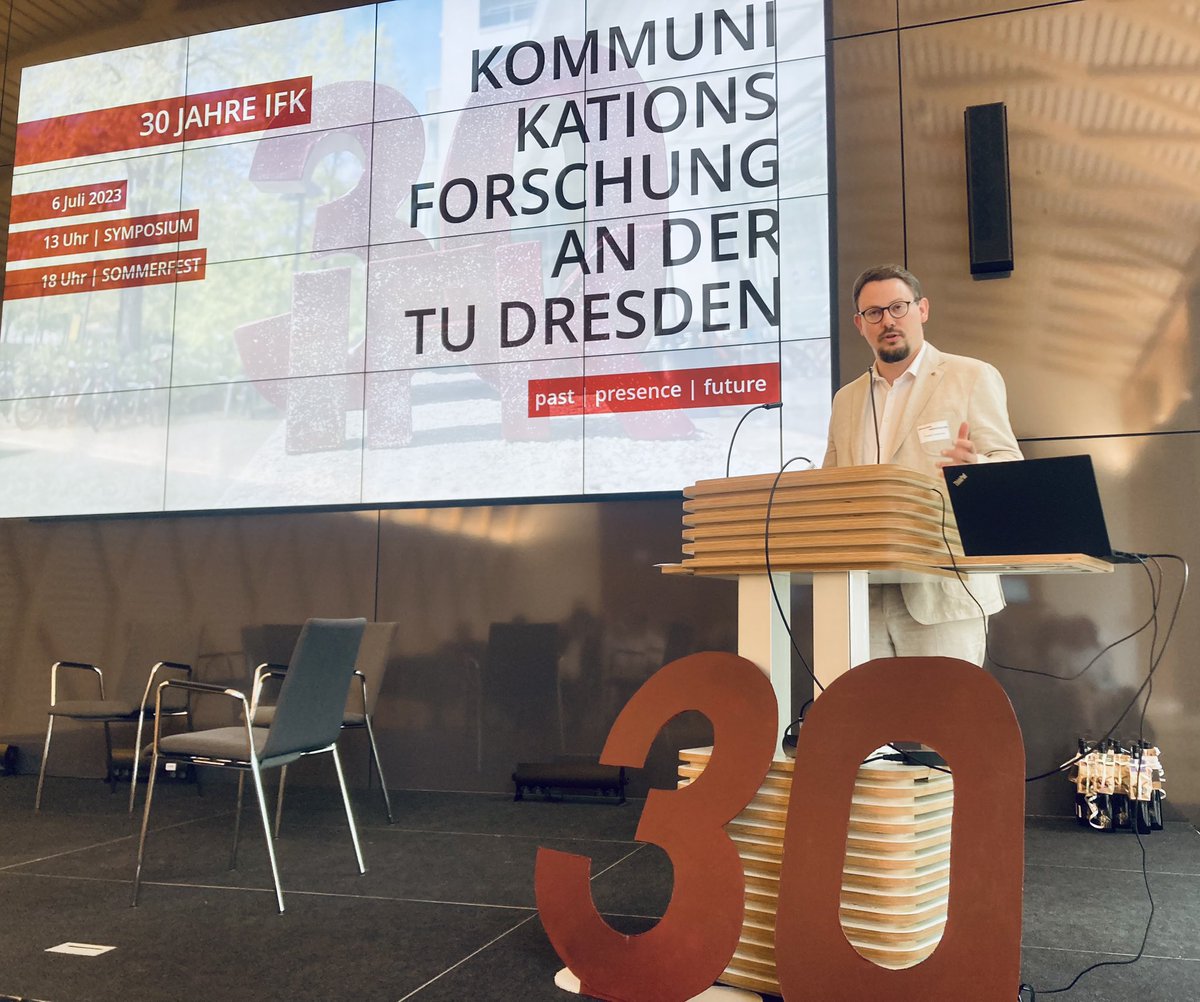 Wir werden 30! Zum Start unserer Jubiläumsfeier haben uns Prof. Greschke, Dekanin der Philosophischen Fakultät, Bachelor- und Masterstudierende &amp; <a href="/HockDoc/">DocHock</a> vom Vorstand unseres Fördervereins mit ihren Grußworten die Ehre erwiesen. Vielen Dank 🤩.