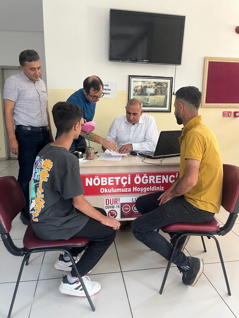 bingolmem's tweet photo. 📌Tercih Danışmanlığı Komisyonlarımız Öğrencilerimize Destek Oluyor!
📌İl Milli Eğitim Müdürümüz Sayın Kadri Engin “LGS ve YKS Tercih Danışmanlığı Komisyonlarını ve Yaz DYK kurslarını ziyaret ederek incelemelerde bulundu.@tcmeb @bingolvaliligi @kadriengin https://t.co/JlPkc5wTVg