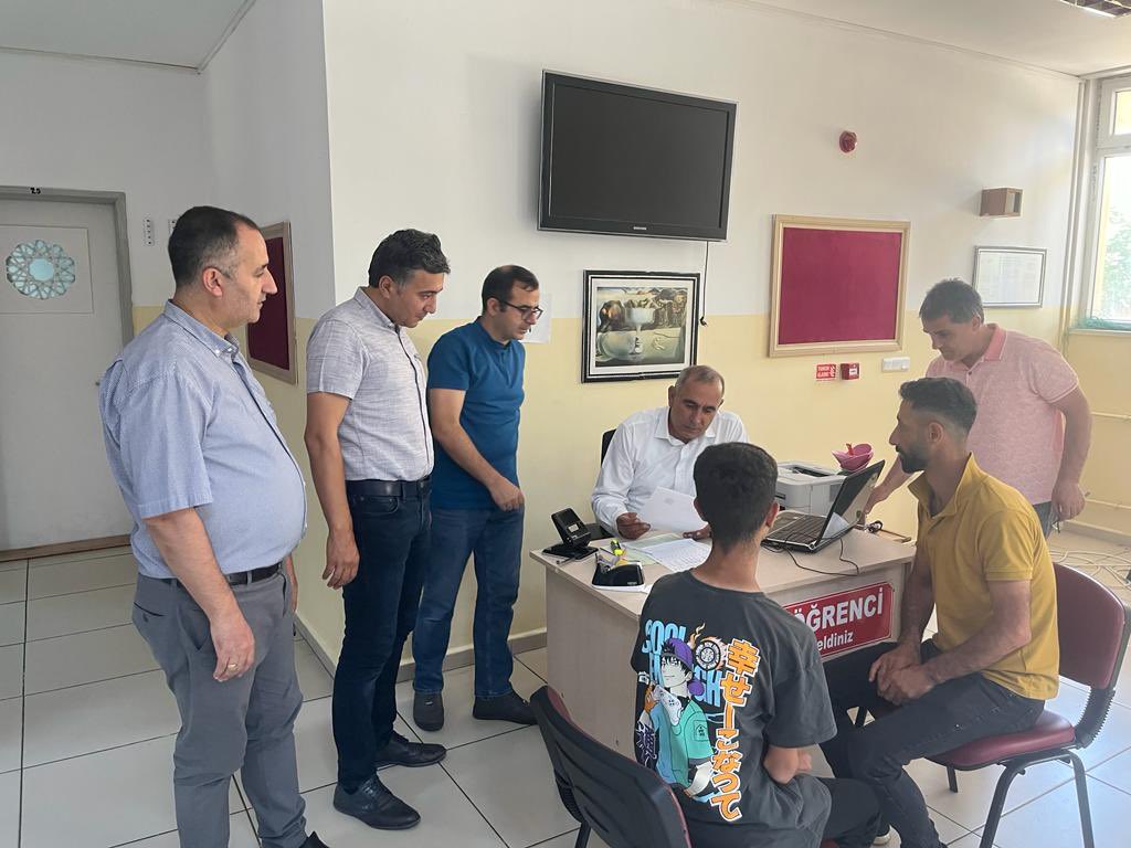 bingolmem's tweet photo. 📌Tercih Danışmanlığı Komisyonlarımız Öğrencilerimize Destek Oluyor!
📌İl Milli Eğitim Müdürümüz Sayın Kadri Engin “LGS ve YKS Tercih Danışmanlığı Komisyonlarını ve Yaz DYK kurslarını ziyaret ederek incelemelerde bulundu.@tcmeb @bingolvaliligi @kadriengin https://t.co/JlPkc5wTVg