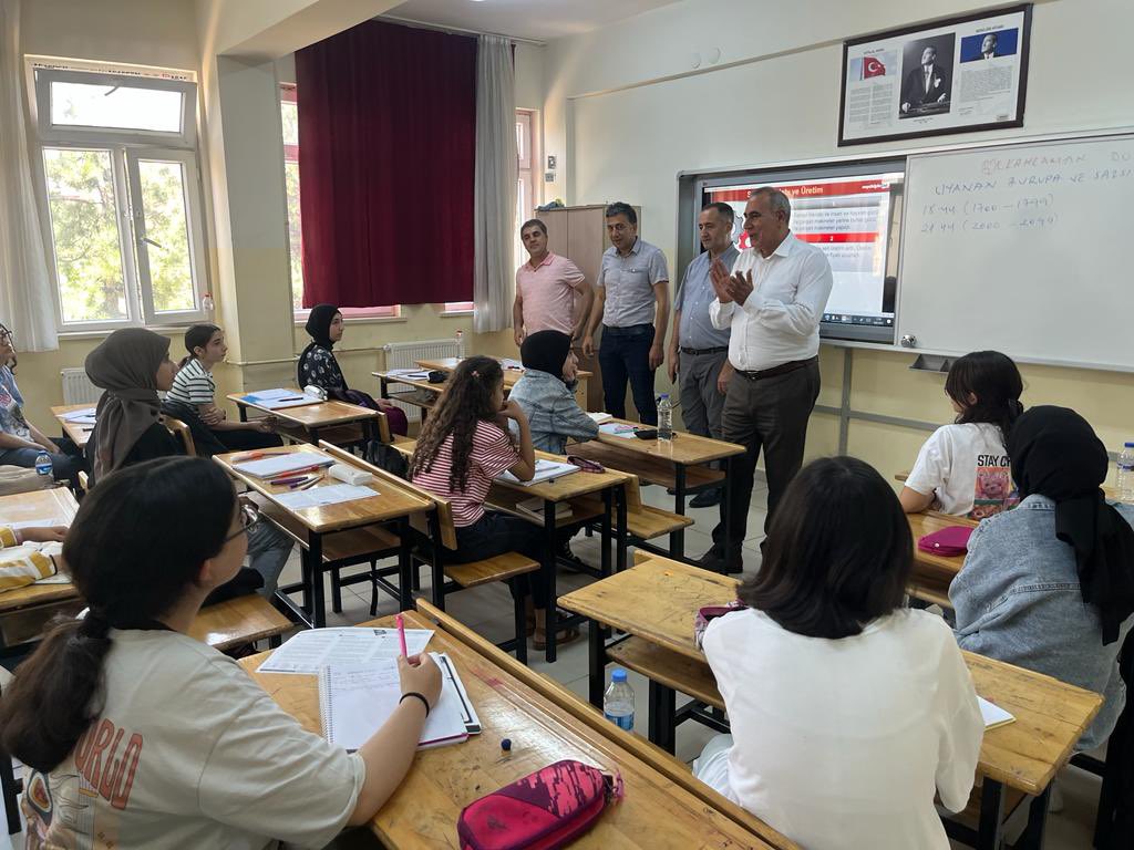 bingolmem's tweet photo. 📌Tercih Danışmanlığı Komisyonlarımız Öğrencilerimize Destek Oluyor!
📌İl Milli Eğitim Müdürümüz Sayın Kadri Engin “LGS ve YKS Tercih Danışmanlığı Komisyonlarını ve Yaz DYK kurslarını ziyaret ederek incelemelerde bulundu.@tcmeb @bingolvaliligi @kadriengin https://t.co/JlPkc5wTVg
