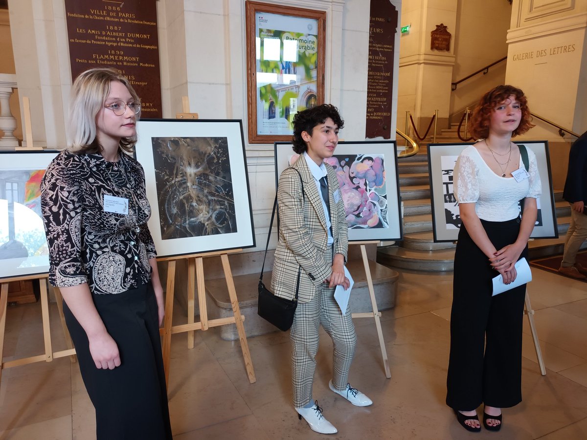 IPR_VERSAILLES's tweet photo. En direct du #ConcoursGeneral des lycées : nos lauréates présentent au ministre de l'éducation nationale leur démarche artistique. Bravo à elles!
@acversailles #arts_plastiques https://t.co/R1JZwietTv