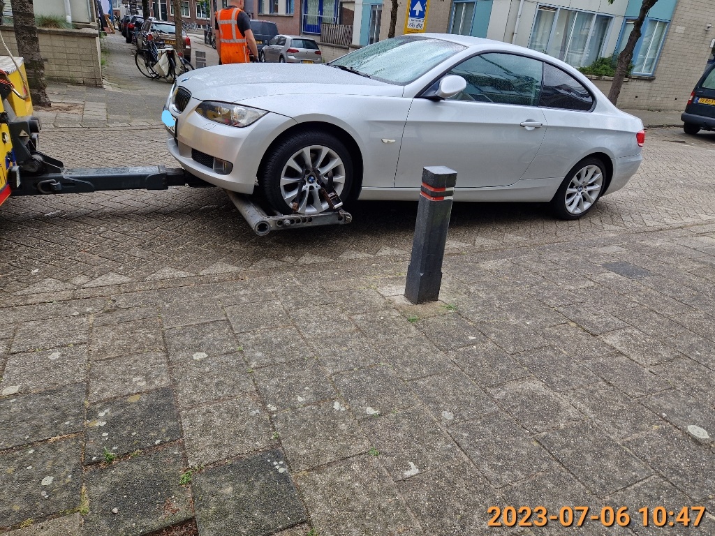 Vanochtend opnieuw een voertuig van straat in Schiedam Oost i.v.m. openstaande naheffingsaanslagen.