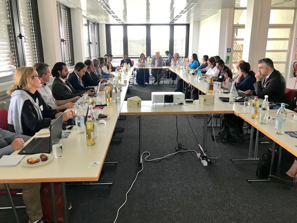 Continuamos la agenda académica en Múnich-Alemania. Conversamos con los directivos de Baviera Universities y en el  Instituto Fraunhofer <a href="/Fraunhofer_FIT/">Fraunhofer FIT</a>. Un modelo educativo centrado en investigación, ciencias aplicadas e innovación y con carácter regional. <a href="/ascunoficial/">ASCUN</a>