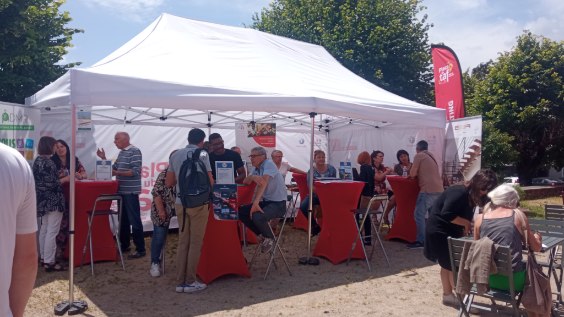 FTravail_OCC's tweet image. La dernière étape pour #PlaceDuTaf se déroule à #Laguiole jusqu'à 17h. 28 offres d'#emploi sont proposées dans différents secteurs. Les visiteurs sont déjà là pour rencontrer les 12 #entreprises présentes et les organismes de #formation. @LaurentPAUL_Occ. #recrutement