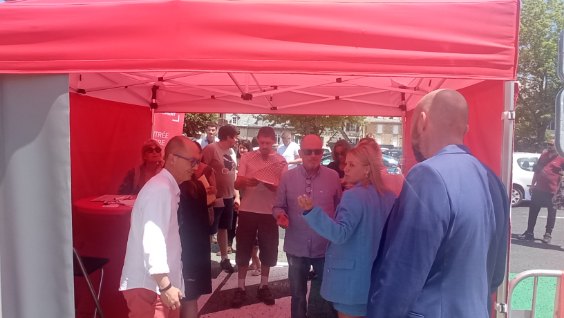FTravail_OCC's tweet image. La dernière étape pour #PlaceDuTaf se déroule à #Laguiole jusqu'à 17h. 28 offres d'#emploi sont proposées dans différents secteurs. Les visiteurs sont déjà là pour rencontrer les 12 #entreprises présentes et les organismes de #formation. @LaurentPAUL_Occ. #recrutement