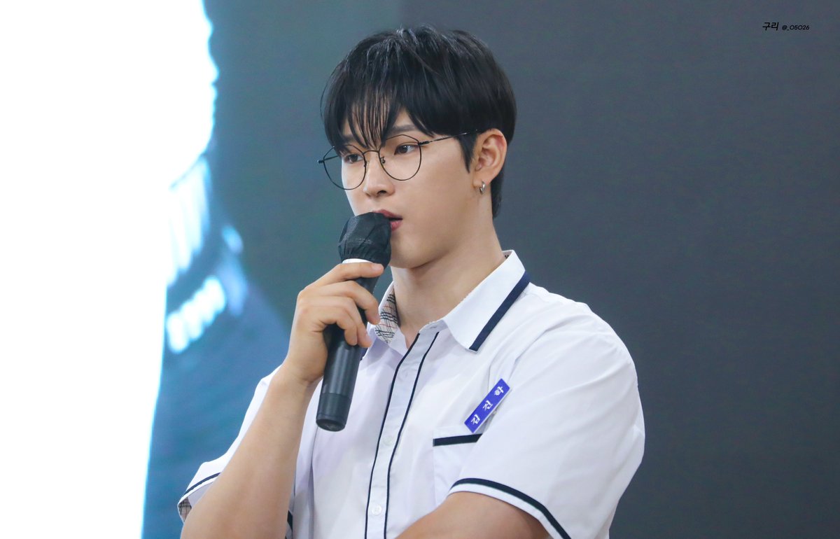 230702 #원어스 #이도 #ONEUS #LEEDO 
명찰 비뚤어짐 벌점 1점