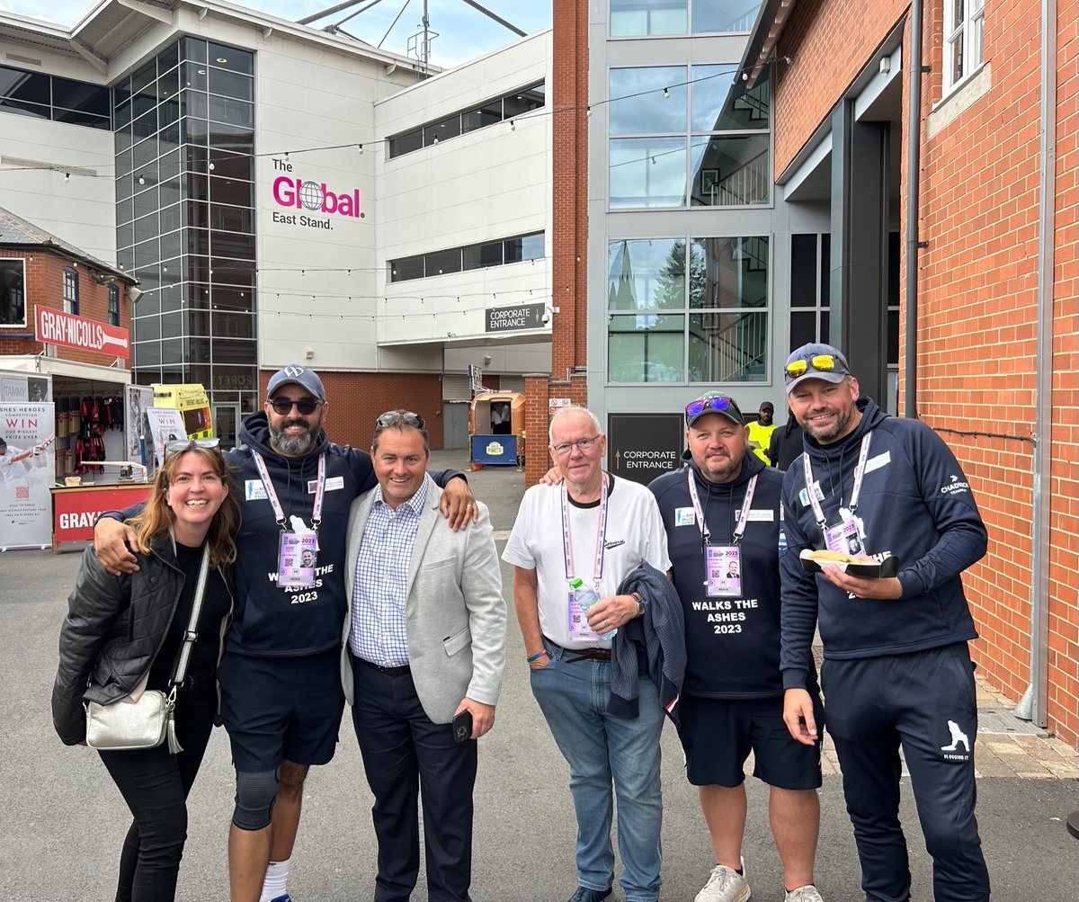 LordsTaverners's tweet image. When you bump into the @sloggingitpod outside Headingley after completing their latest leg of the #AshesWalk! 🙌

CEO @mdcurtin and Trustee @whatsuzydid did not hesitate to congratulate the podcast trio on their latest stretch! 

Don&apos;t forget to donate 👉 justgiving.com/page/slogging-…