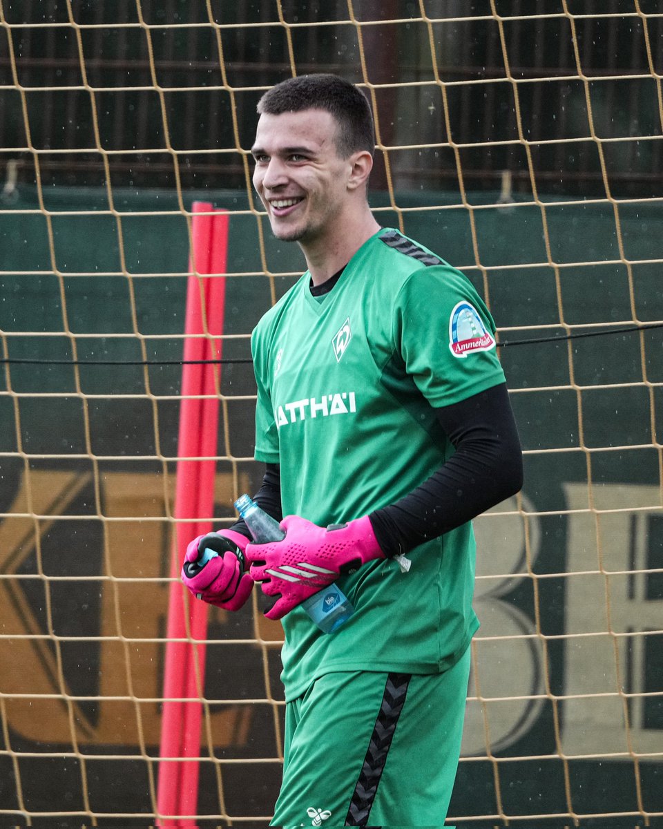 werderbremen's tweet photo. Moin, Spyros #Angelidis! 👋
Der Nachwuchskeeper ist für die U19 und U23 eingeplant und trainierte heute das erste Mal bei den Profis mit.

#Werder https://t.co/9M5MdOPFEa