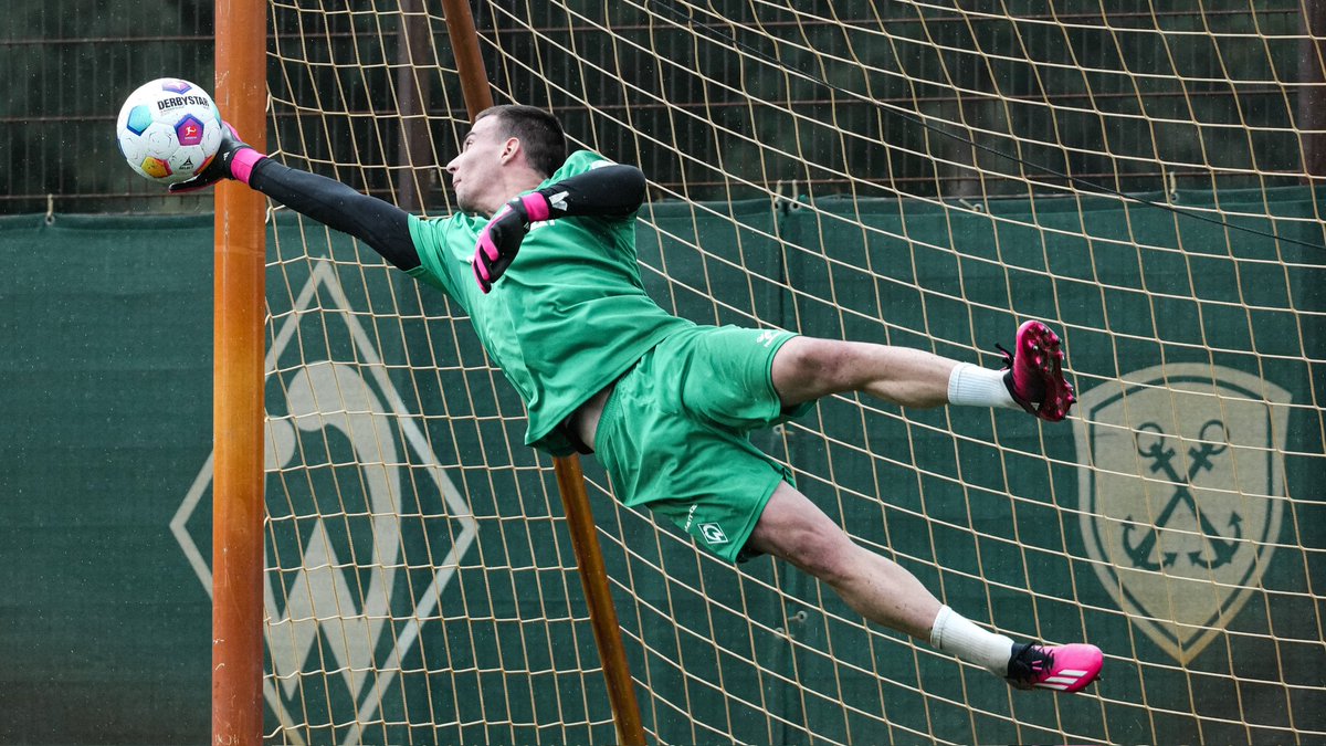 werderbremen's tweet photo. Moin, Spyros #Angelidis! 👋
Der Nachwuchskeeper ist für die U19 und U23 eingeplant und trainierte heute das erste Mal bei den Profis mit.

#Werder https://t.co/9M5MdOPFEa