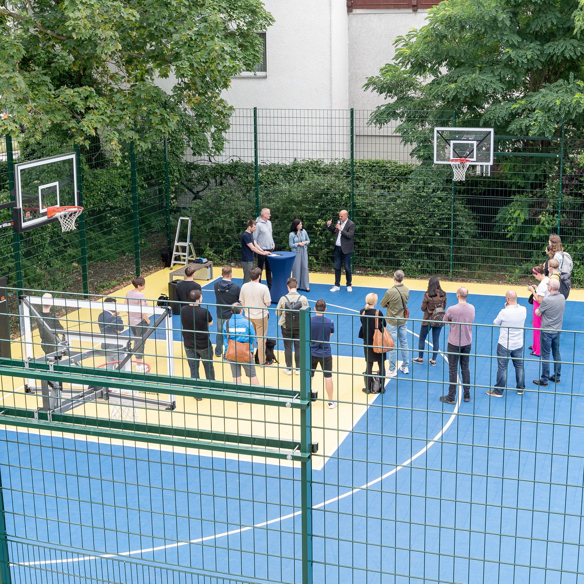 albaberlin's tweet photo. ☀️ #SPORTVERNETZT ⏩ Berlin ☀️

In 5⃣ Kiezen sorgen wir mit der @Innensenatorin, dem @Bausenator und @SenBJF für Bewegung, bald sollen 4⃣ weitere dazukommen. An der Albert-Gutzmann-Schule im Wedding haben wir uns das heute mal vor Ort angeschaut. Let's go! 🏀⚽️🥎🎾👀

📸 Ullbrich https://t.co/1f18AsfpWV