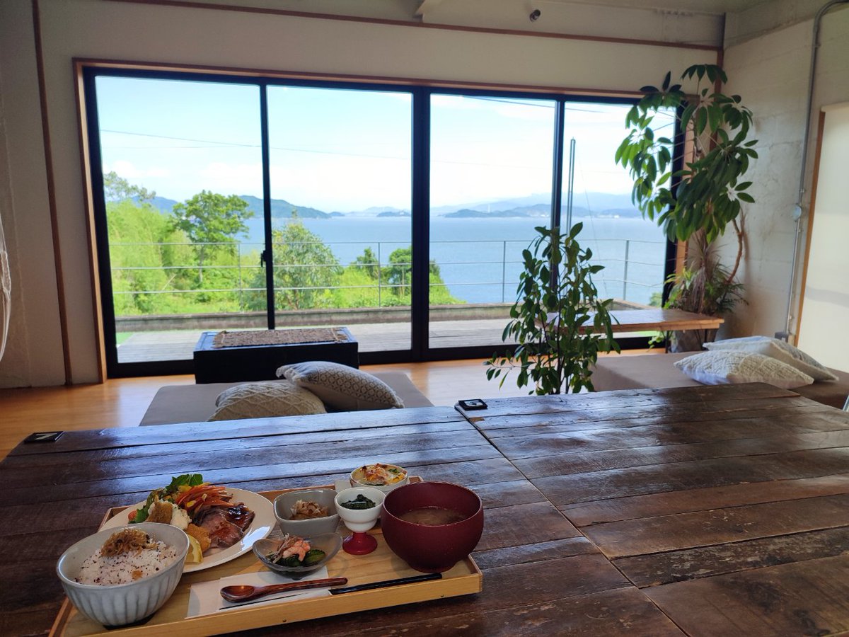 jager_sfc's tweet photo. しまなみ海道中の島々にて。
5月に17年間連れ添った最愛のインコの最期に沖縄にいたため立ち会えませんでした。そのため出かける気になれなかったのですが、四国で用事があり、せっかくなら楽しまないと損とドライブしました。
この日は四十九日だったのですが、運転中に虹が見え、心が晴れました。 https://t.co/2lrJDkcpE5