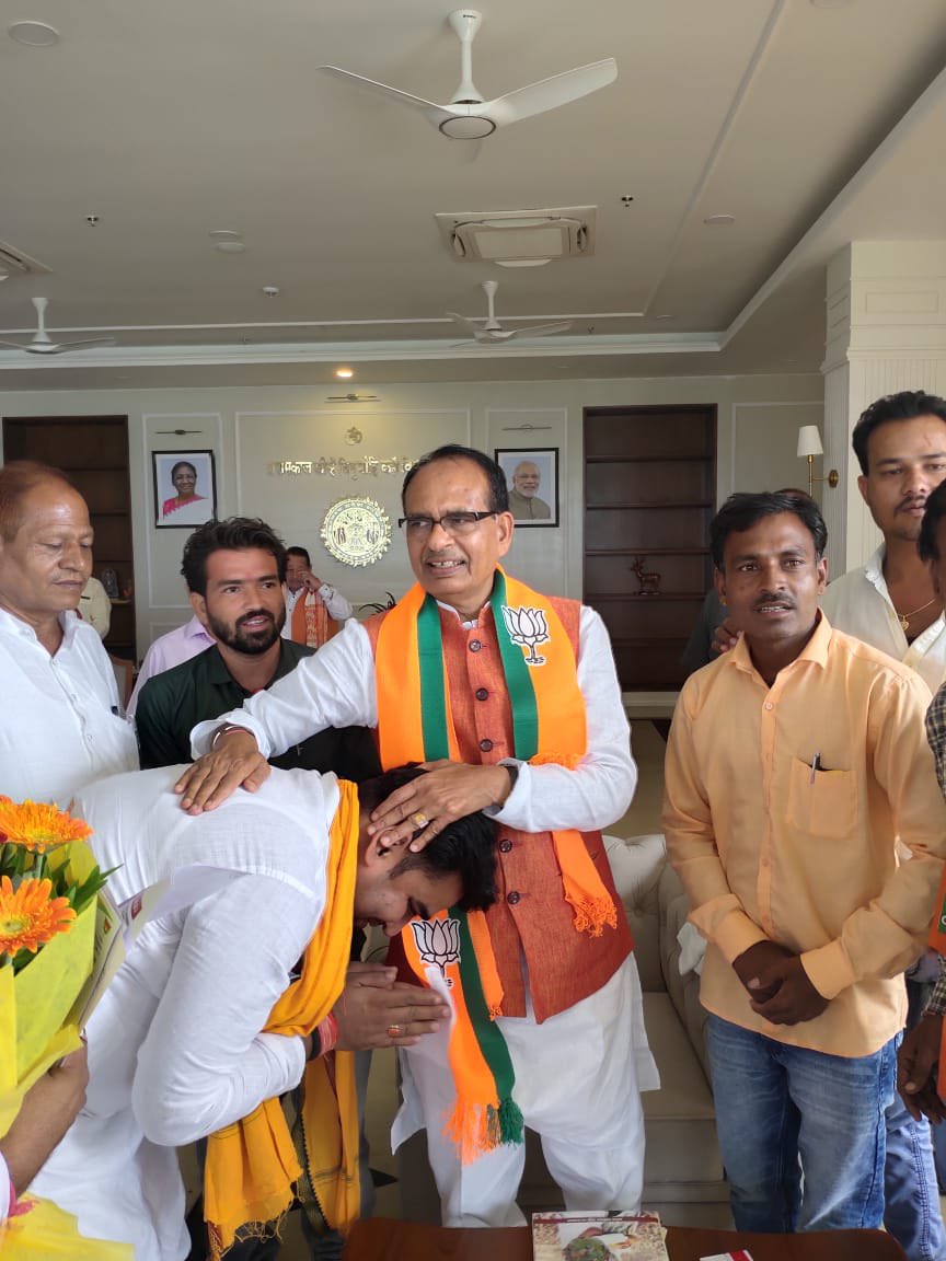 Princerathore_o's tweet photo. आज मुख्यमंत्री आवास पहुंचकर प्रदेश के मुखिया माननीय मुख्यमंत्री श्री शिवराज सिंह चौहान जी से सौजन्य भेंट कर आशीर्वाद प्राप्त किया।

इसी दौरान सीहोर नगर में हो रहे विकास कार्यों को लेकर माननीय मुख्यमंत्री जी ने प्रसन्नता जताई है @OfficeofSSC @CMMadhyaPradesh https://t.co/YAqDbTBRkN