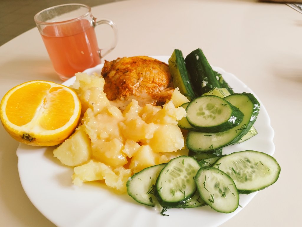 rozinite's tweet photo. @Dziesmu_svetki 
Paldies mūsu kolosālajām pavārītēm! Esam ne vien paēduši, bet gardi izlutināti. Neesmu smalka ēdienu fotogrāfe, tas tik ieskatam, bet bezgalīgs paldies par gardajām putrām, lielajām porcijām, garšīgo it visu.
Ēdam Rīgas humanitārajā vidusskolā, ēdina SIA FRISTAR. https://t.co/GuexdC1pHm