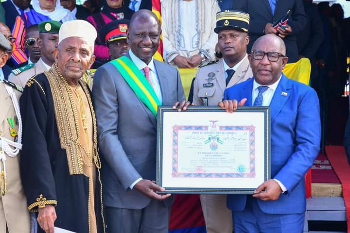 WilliamsMkenya's tweet photo. BREAKING NEWS : President William Ruto has been decorated with the Grand Cross of the Green Crescent of the Comoros, the highest in the Islands. https://t.co/VaTMbqMUf7