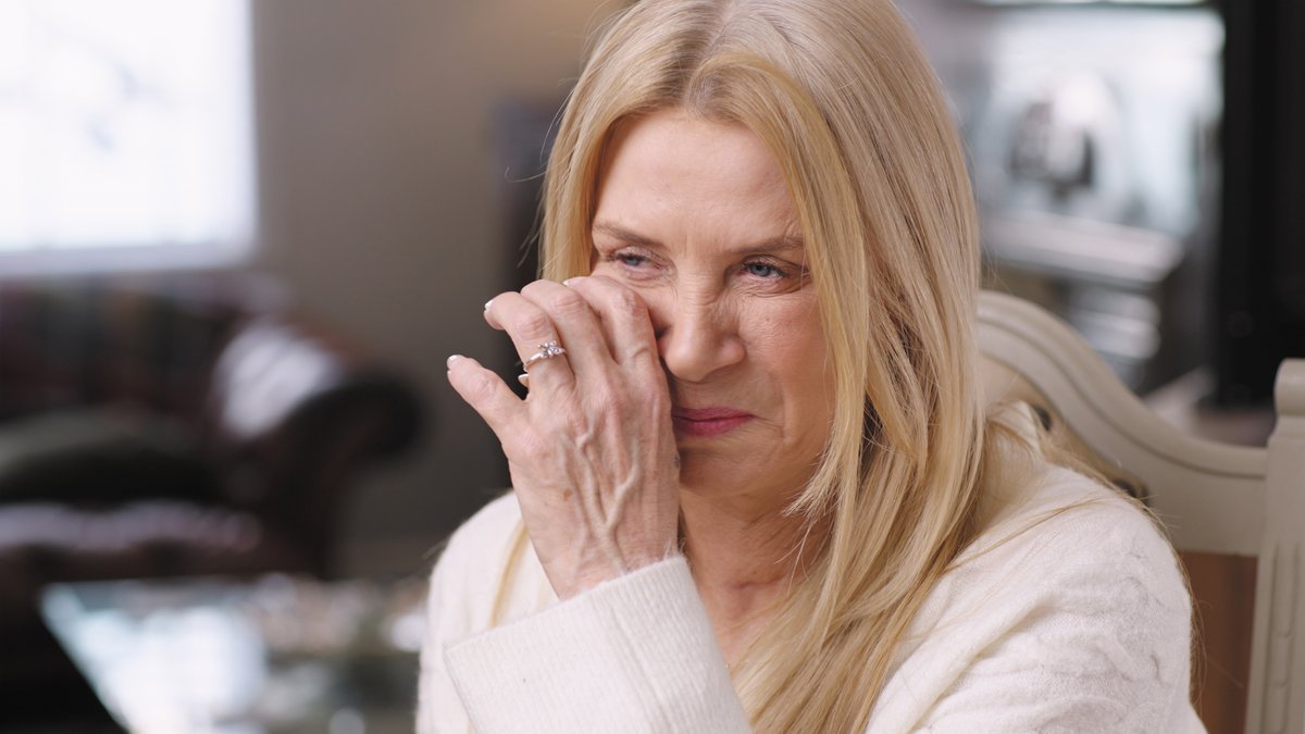 "We should be furious tobacco companies targeted women. There's nothing glamorous in worrying you won't be around for your family, or the scars from surgery." Cathy Hunt  responds to news that female lung cancers are now overtaking men #SmokingSurvivors <a href="/CRUK_Policy/">Cancer Research UK Policy</a> <a href="/AshOrgUK/">ASH</a>