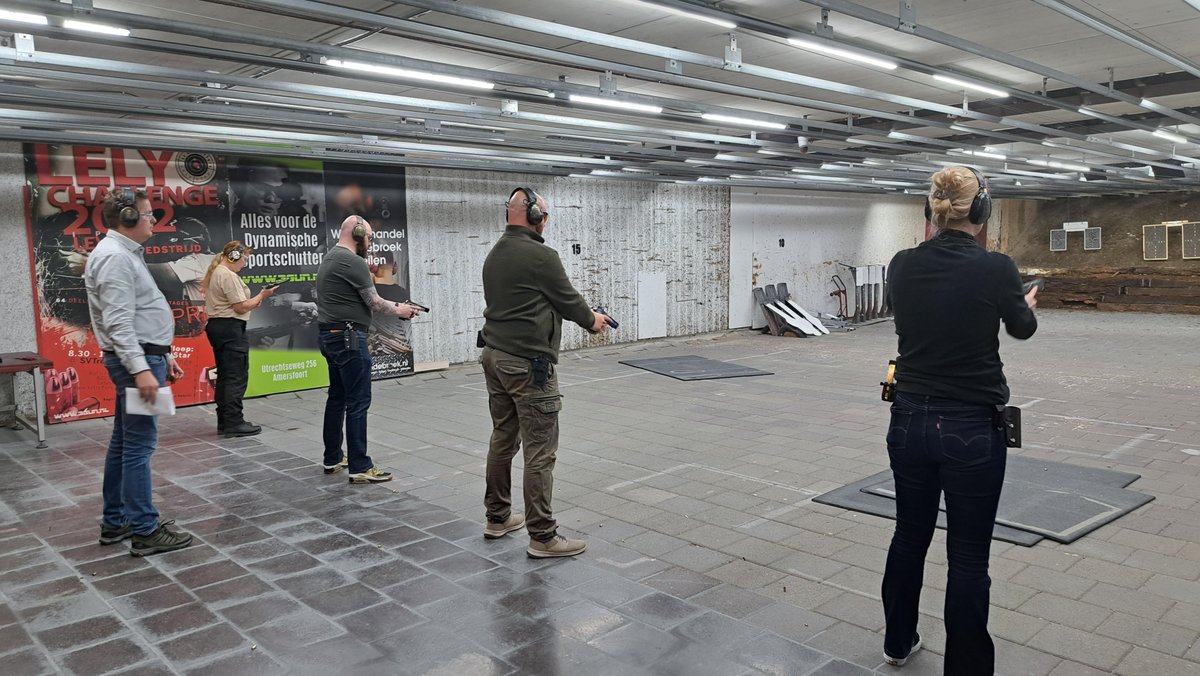 Service Pistool, Klein &amp; Groot kaliber. Eerste les