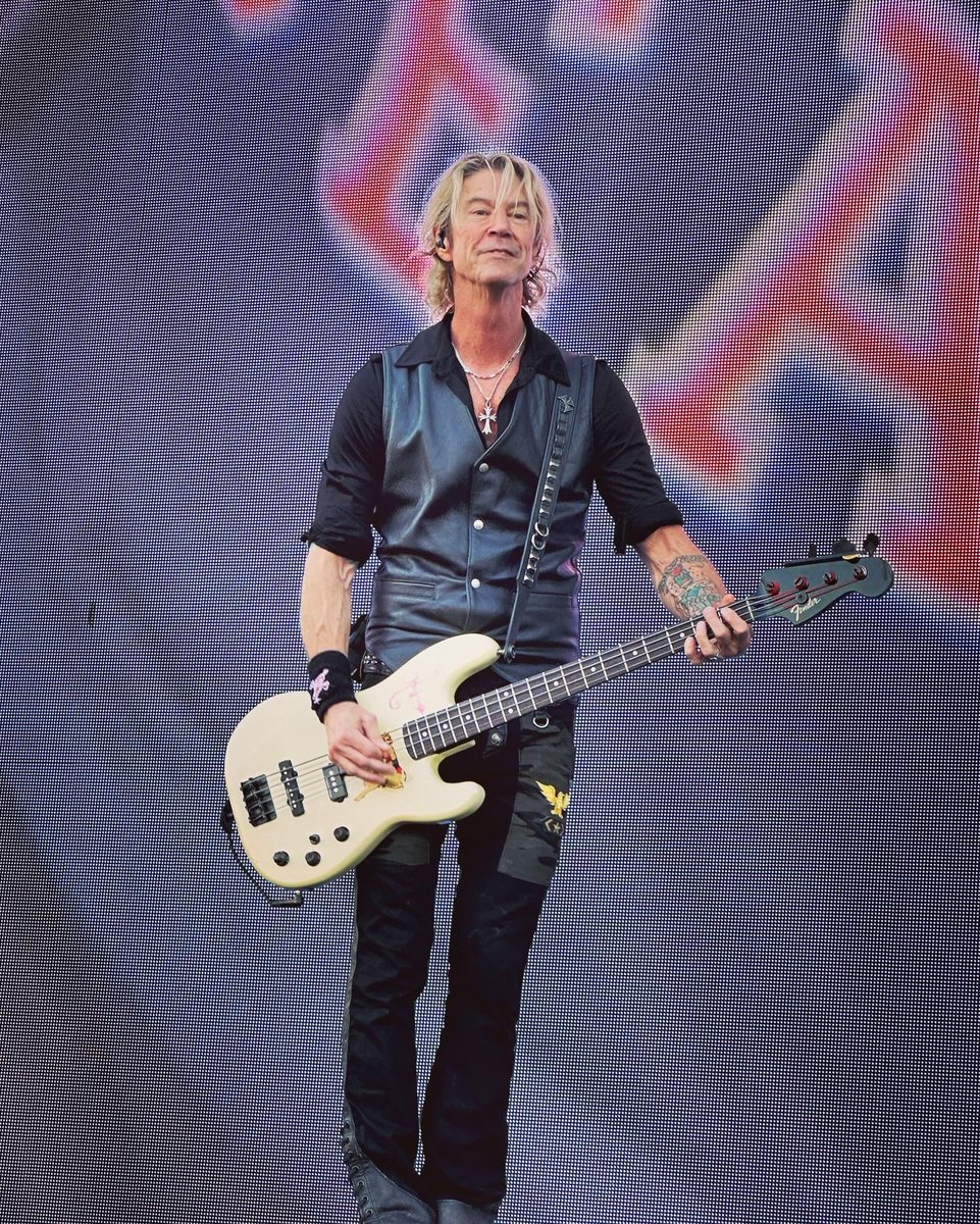 DuffMckaganArg's tweet photo. #Repost @DuffMcKagan @gunsnroses @eastsideconfidential1 with @let.repost 
• • • • • •

#DuffMcKagan #GunsNRoses #Bernexpo #LiveGig #Switzerland #OnTour #PicOfTheDay #DuffMcKaganArgentina #Bass #Fender #Music #Rock https://t.co/0wwXXsqQz7