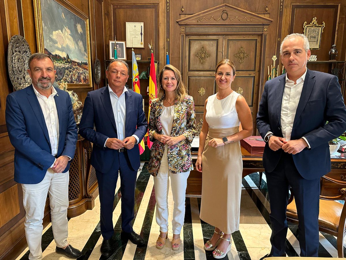 CEV_CV's tweet photo. #CEVCastellón |👥 El presidente @Boronavarro, la secretaria general @EstherGuil y el secretario de CEV #Castellón @sserranotello se han reunido hoy con la alcaldesa de @AjuntCastello, @begonacarrasco, para analizar el escenario empresarial de la capital y generar nuevas sinergias https://t.co/4MgWb2OMAK