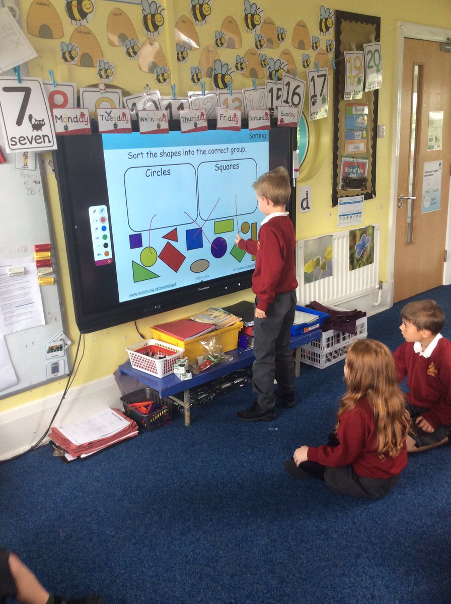IvyRoadPrimary's tweet photo. Today Year 1 went on a 2D shape hunt around school ๐ต๐บ๐ถ #IRPSY1 #IRPSNUM https://t.co/jbSlbGnP2C