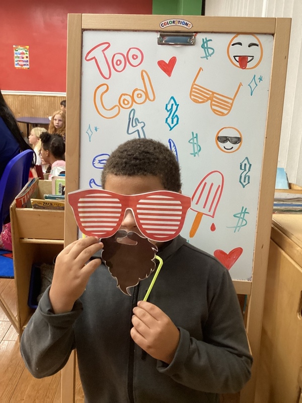 Fun with photo booth props!🕶️🎩🧔🏻‍♂️ #SchoolSpirit #schoolspiritweek #MoreThanASchool #WeAreAFamily