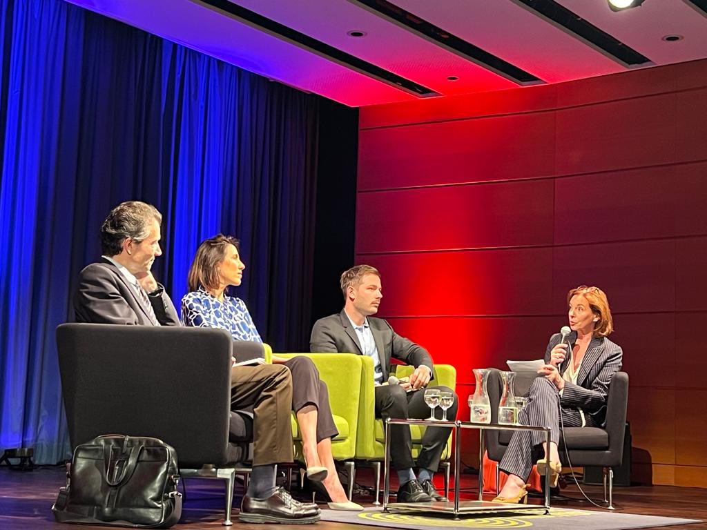 Une Europe plus verte, plus numérique et plus géopolitique. Voilà la promesse d’Ursula von der Leyen et de sa Commission européenne.

Quatre ans après, quid ? Ravie d’en avoir débattu avec <a href="/BrittaSandberg/">Britta Sandberg</a>, <a href="/seb_maillard/">Sébastien Maillard</a> et <a href="/j_2ross/">Jacob Ross</a> à l’Institut Goethe de Paris !

🇫🇷🇩🇪🇪🇺