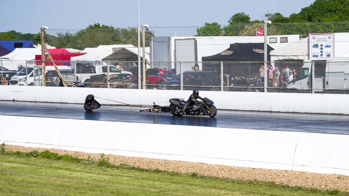 GordonEngland's tweet photo. Rikard Gustafsson on Top Fuel Bike, parachute deployed, qualifying round 2, FIA/FIM(E) Main Event, Santa Pod Raceway, UK, 27 May 2023. #dragracing #santapod #dragbbike #santapodraceway #ThePhotoHour 
https://t.co/OFjCpAaqFr 
https://t.co/ll34LlJeWb https://t.co/vetUyNDK7p
